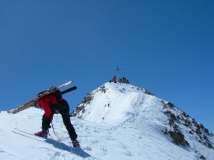 Wildspitze Abfahrt - Blaise beim Steigeisen abschnallen